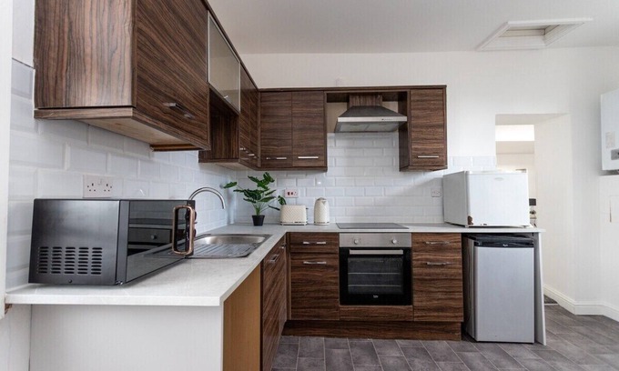 Plasnewydd Apartment | Perfectly Placed: Cozy Flat in the City's Heart