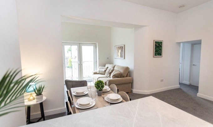 Plasnewydd Apartment | Perfectly Placed: Cozy Flat in the City's Heart