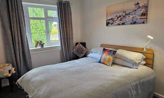 Chester House | Pet Friendly - 2 Bedrooms - 4 Guests - Parking