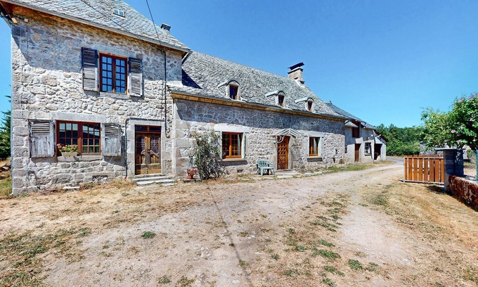 Saint-Julien-pres-Bort House | Pet friendly home in Sarroux - Saint Julien