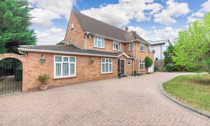 Northwood House | Pet Friendly - 11 Guests - 6 Beds - Bbq - Parking