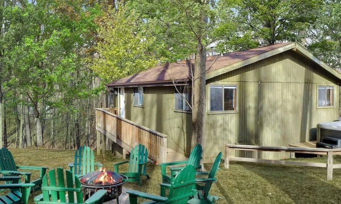 The Woods Cabin | Pet Friendly | 2-Bedroom cabin | Hot tub | Fireplace | BBQ| PS5