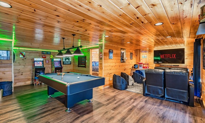 Sevierville Cabin | Pet friendly*20mins to Dollywood*Firepit|Hot Tub|Game/Movie room with PS4