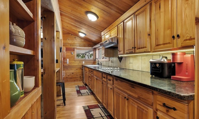 Skippers Cottage | Pet-friendly 3BR Lake House Firepit + Pier