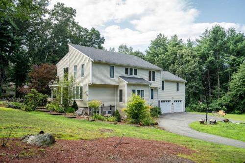 Lincoln House | Pet-Friendly 4BR Fireplace Patio BBQ