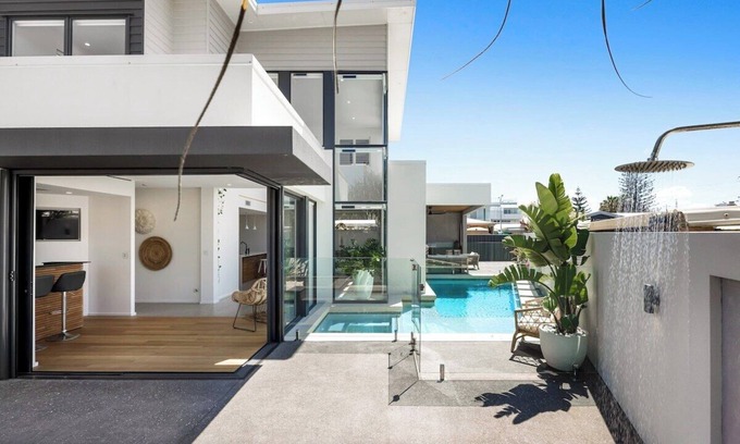 Buddina House | Pet friendly Luxury stay walk to beach & Heated Pool