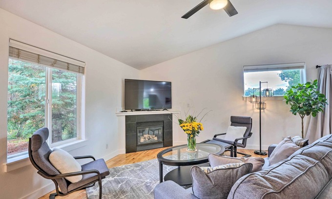 Mountain View District House | Pet-Friendly Bend Home w/Hot Tub & Patio!