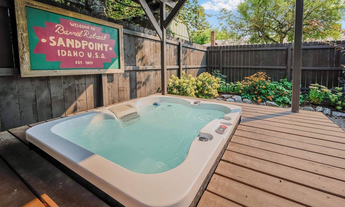 Sandpoint House | Pet friendly Boutique Townhome - Sauna & Hot tub