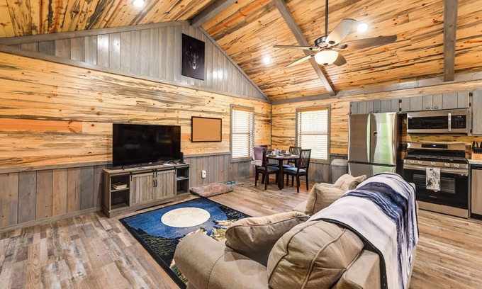 Broken Bow Cabin | Pet-Friendly Broken Bow Cabin Near Lukfata Creek!