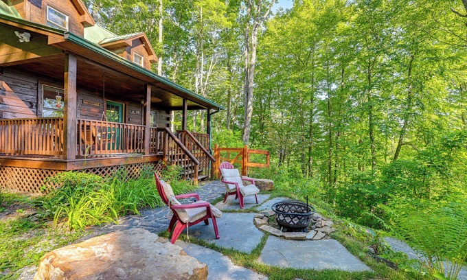 Bryson City Cabin | Pet-Friendly Bryson City Cabin w/Fire Pit + Deck!