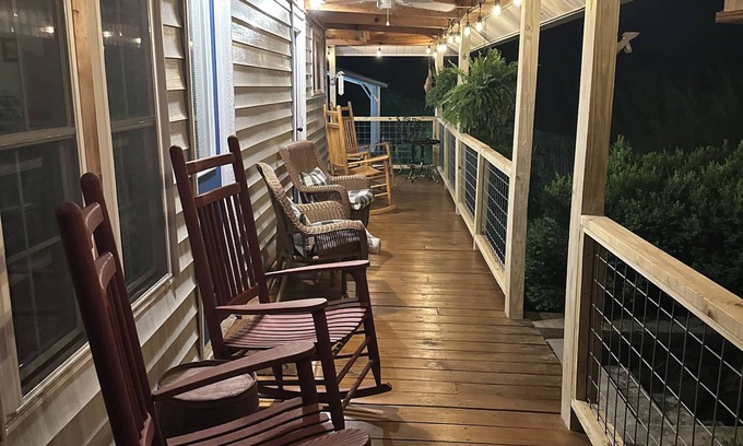 Robbinsville Cabin | Pet friendly cabin near Tail of the Dragon.Paved driveway & covered parking