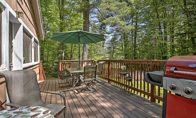 Williamsburg House | Pet-Friendly Cabin with Fire Pit, BBQ and Great Deck!