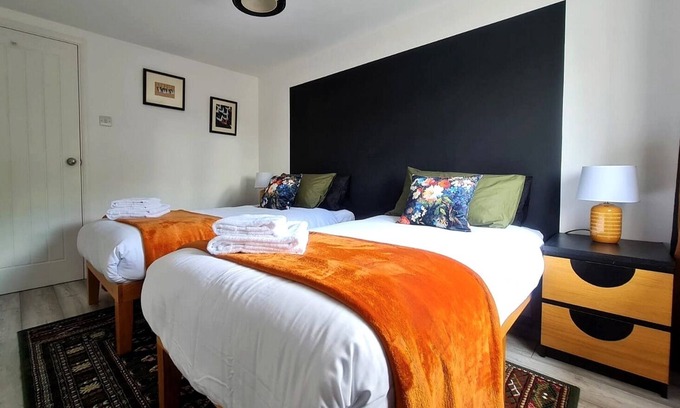 Quedgeley House | Pet Friendly Canalside House in quiet area of Quedgeley - Gloucester