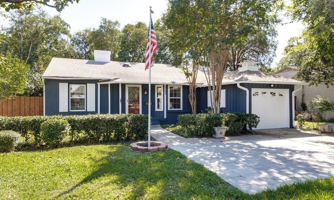 Dallas House | Pet friendly, centrally located urban retreat