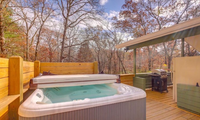 Lupton City House | Pet-Friendly Chattanooga Cabin with Hot Tub and Kayaks