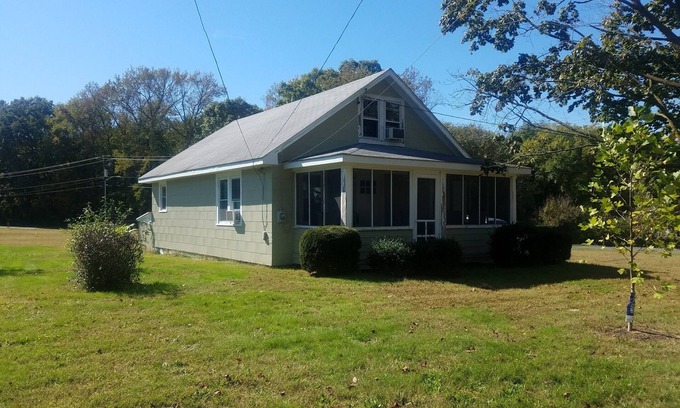 Berlin Cottage | Pet Friendly - Close to Berlin, Assateague Island Parks and Ocean City Beaches.