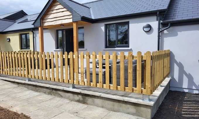 Kilgetty Cottage | Pet Friendly Cottage with Sea Views