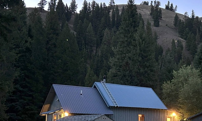 Sula Cabin | Pet Friendly, Cozy and Quiet East Fork River Cabin