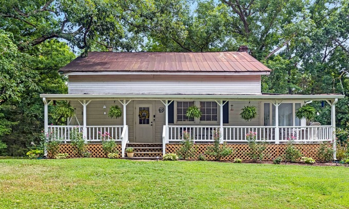 Kingston Springs House | PET FRIENDLY Farmhouse near the Harpeth River