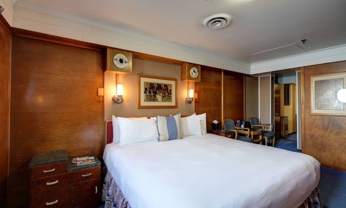 Harbor Hotel | Pet Friendly Family Stay! Onsite Dining & Bar!