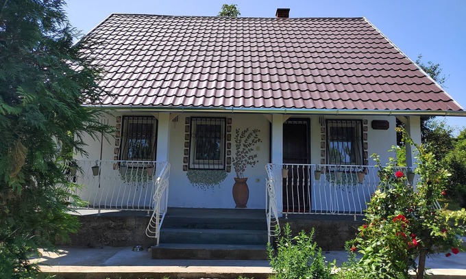 Enying House | Pet friendly garden house 9 kilometres from lake Balaton