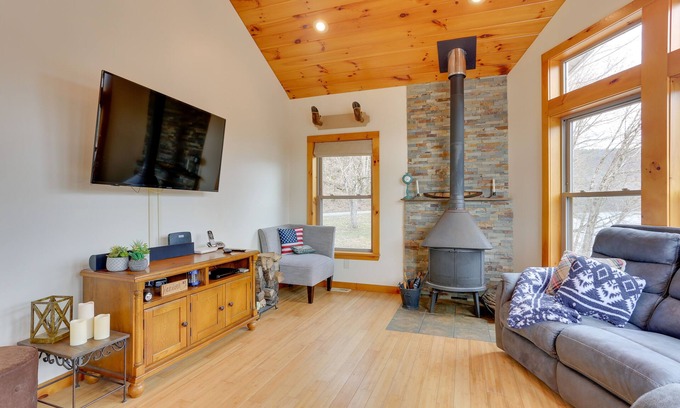 Hancock House | Pet-Friendly Hancock Home on the Delaware River!