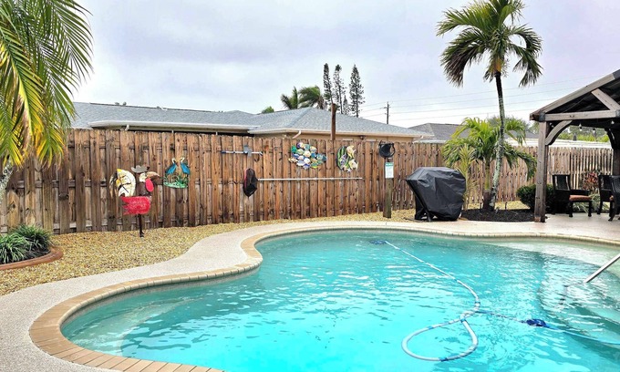West Bradenton House | Pet Friendly, Heated Saltwater Pool Home, Close to Anna Maria Is & IMG Academy