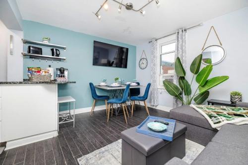 Centretown West Apartment | Pet-Friendly Home Near Chinatown & Little Italy