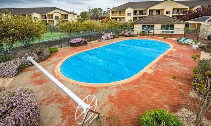 Watson Apartment | PET FRIENDLY HOME // POOL & PARKING// TENNIS COURT