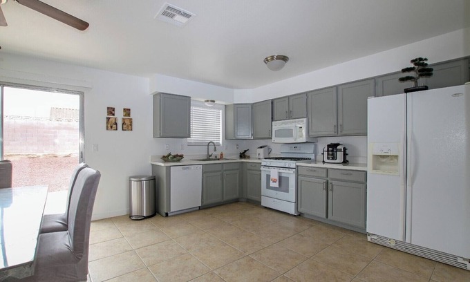 Henderson House | Pet-friendly home with 4 spacious bedrooms, 10 minutes to hospitals, college.