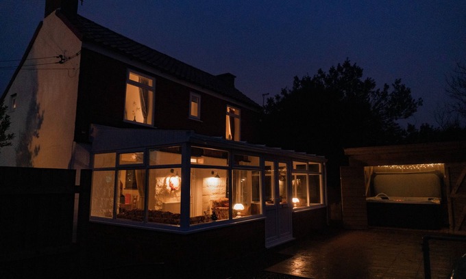 Welwick Cottage | Pet Friendly Hot Tub Luxury Cottage near Withernsea and Patrington