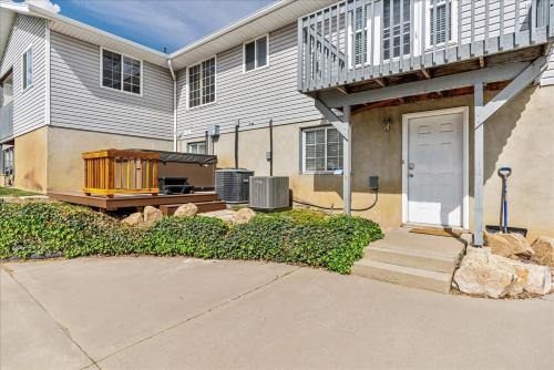 North Ogden House | Pet Friendly Hot Tub & Fully Fenced Backyard