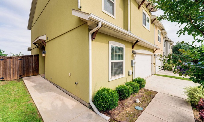 Las Colinas House | Pet-Friendly Irving Townhome w/Patio + Grill!