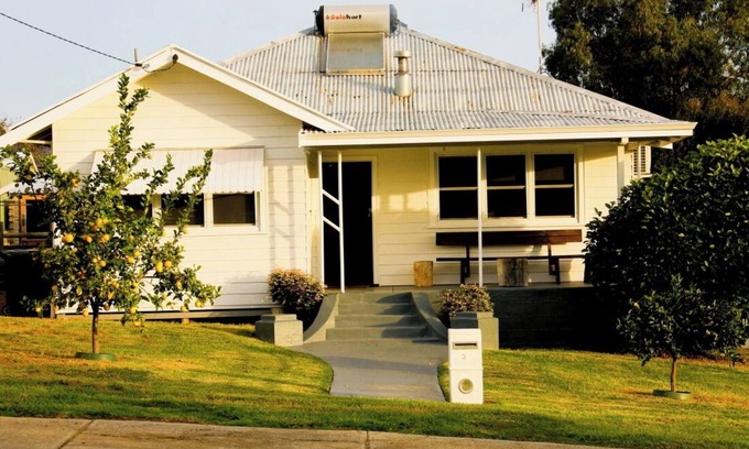 Waroona House | Pet-friendly Jarrah Cottage, a cosy home with spacious block located in Waroona.