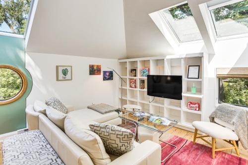 Bryn Mawr Apartment | Pet-Friendly Minneapolis Studio Walk to Lake!