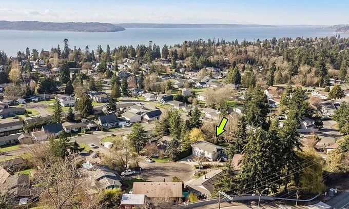 Des Moines Apartment | Pet Friendly Modern living space blocks from the Puget Sound.