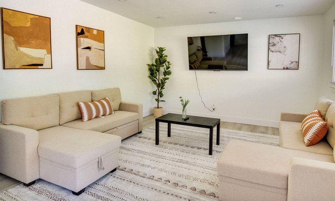 Norfolk - Virginia Beach House | Pet-Friendly Norfolk Retreat ~ 7 Mi to Beach!