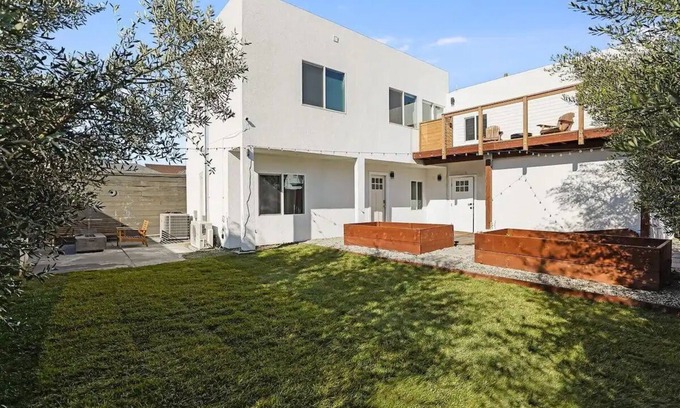 Longfellow Apartment | Pet-Friendly North Oakland Sanctuary