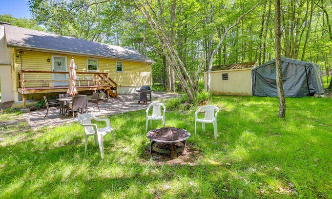 Pocono Lake Cabin | Pet-Friendly Pocono Lake Cabin w/Community Pool!