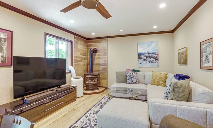 Aurora House | Pet-Friendly Retreat w/ Fenced Yard in Aurora