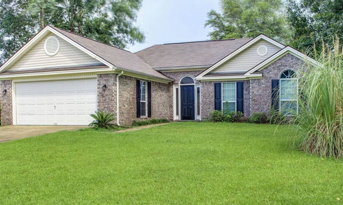 Fleming House | Pet-Friendly Savannah Rental w/Community Pool!