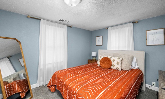 Silvis House | Pet Friendly & Spacious 3 BR in Silvis + Garage