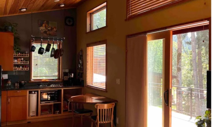 White Salmon Apartment | Pet friendly studio apartment in the woods near charming White Salmon