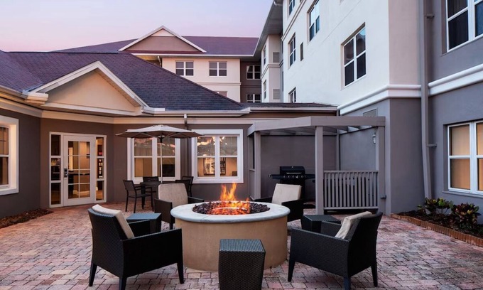 Oldsmar Hotel | Pet-Friendly Tampa Escape: Comfortable Suites with Kitchen & Pool