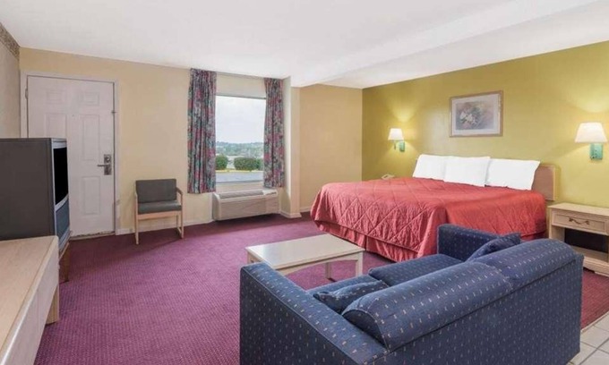 Berea House | Pet-friendly Unit! Roundtrip Airport Shuttle Available, Free Breakfast, Parking