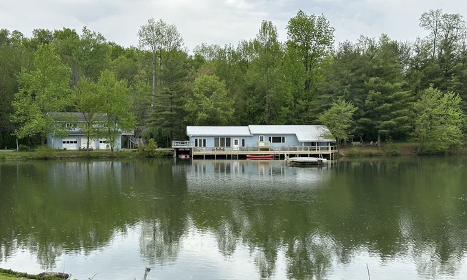Albany Cottage | Pet Friendly Vacation Rental w/hot tub on 6-Acre Lake near Hocking Hills