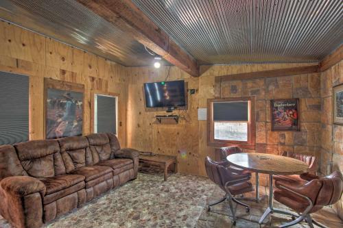 Dawn Apartment | Pet-Friendly Vacation Rental in Braymer!