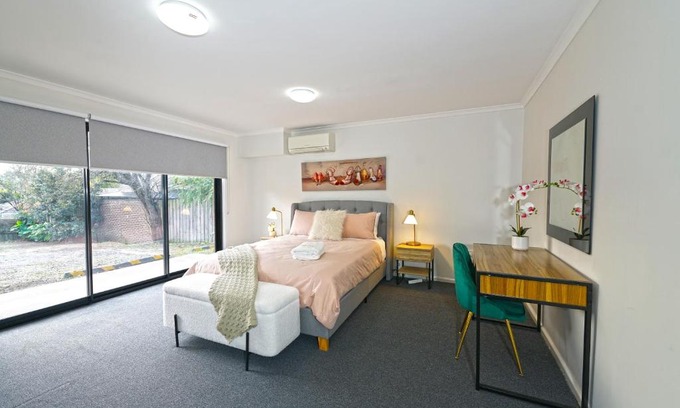 Ringwood House | Pet Friendly Well-appointed 3BM Retreat Parking Netflix