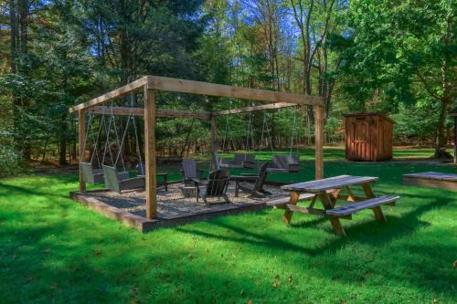 Tylersburg House | Pet Friendly Wi-fi Firepit Tv