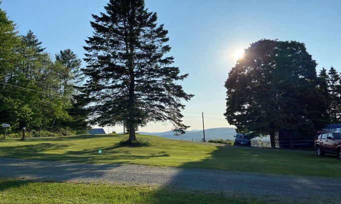 Monroe House | Pet’s stay Free! Hot tub Getaway.